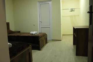 Мини-отель Hotel Villa Eniseli Энисели Двухместный номер с 2 отдельными кроватями и ванной комнатой-4